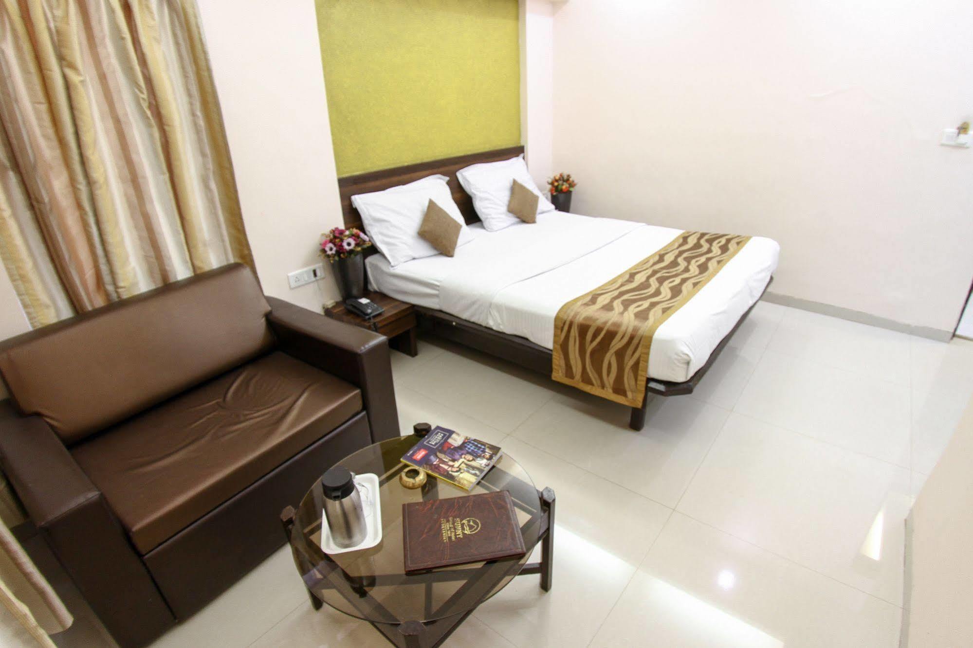 Hotel Sunny Mid-Town Mahabaleshwar Exterior photo